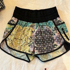 Lululemon Tracker Shorts size 8 Great Reef Print